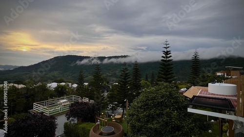 Foto Phetchabun, Thailand : Outdoor jacuzzi with mountain view at sunrise surrounded by fog, trees and white dome tents at Stratus Resort, Khao Kho