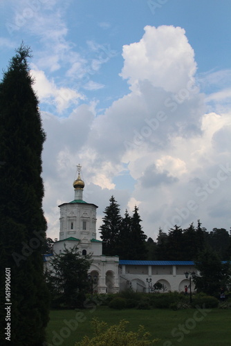 Quadro su tela Ryazan, Russia — June 13, 2021: Gate Church of the Solotchin Monastery of the Na
