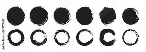 Set different circle brush strokes, hand drawn paint brush circle logo frame – for stock  Set of black grunge circles shapes on a white background.