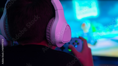 Cuadro en lienzo Young boy immersed in video games showing intense screen engagement