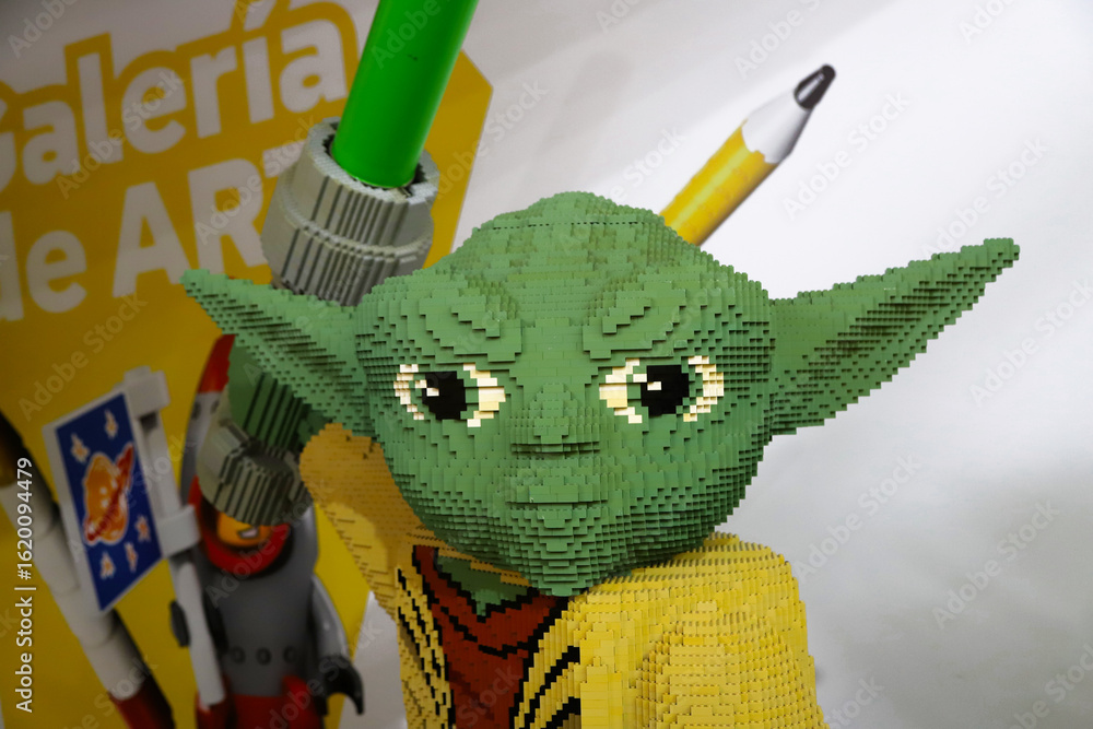 Naklejka premium Close-up of a statue created with Lego blocks of the character Yoda from the movie Star Wars looking straight ahead