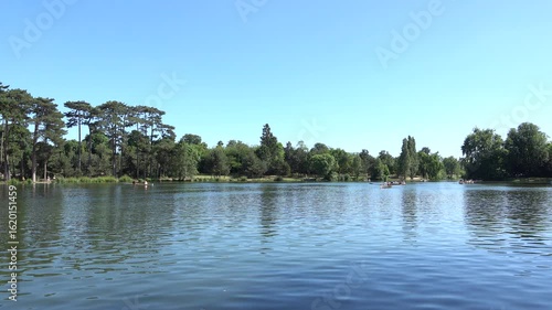Vue sur un étang à barques du bois de Boulogne en été par temps bleu ensoleillé