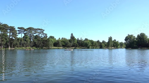 Vue sur un étang à barques du bois de Boulogne en été par temps bleu ensoleillé