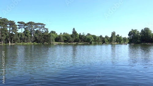 Vue sur un étang à barques du bois de Boulogne en été par temps bleu ensoleillé