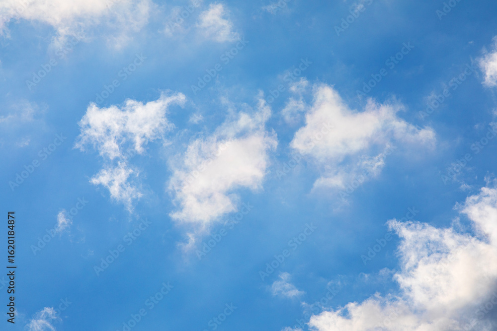 Fototapeta premium Ciel bleu nuageux de fin de journée en été.