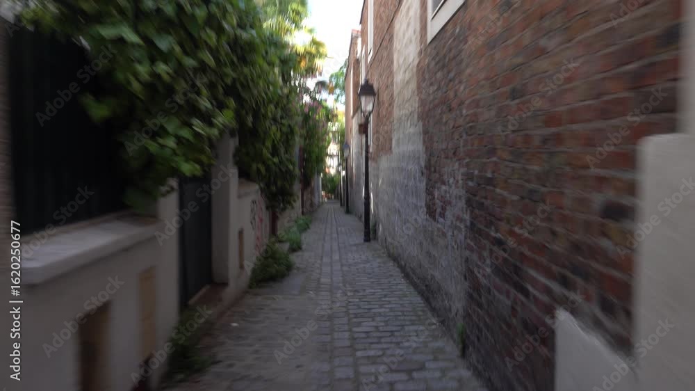 Vue tremblante et floue en marchant dans rue étroite en été