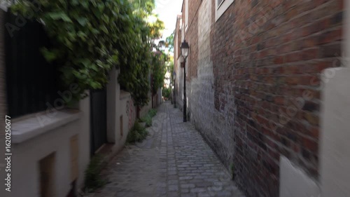 Vue tremblante et floue en marchant dans rue étroite en été