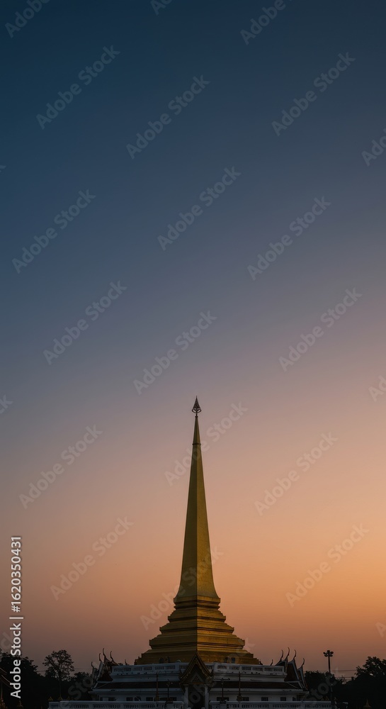 Obraz premium Golden Pagoda at Sunset A Serene Thai Temple Silhouette