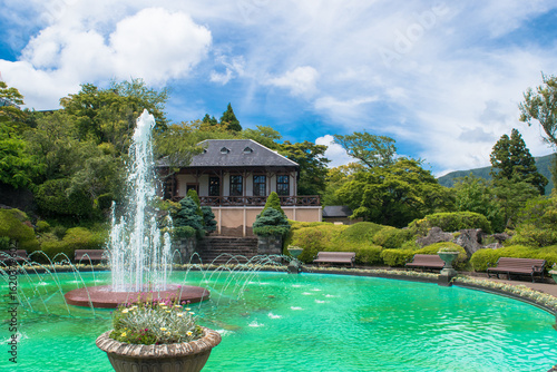 箱根にある公園の噴水池と洋館