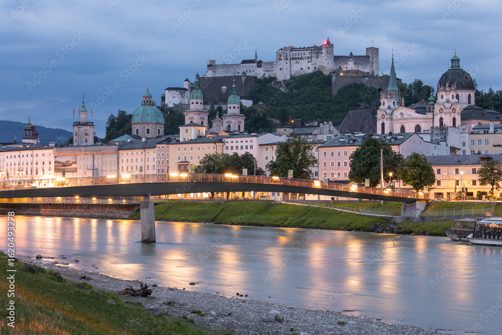 Fototapeta premium Salzburg leuchtet im ersten Licht des Sommermorgens