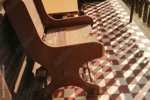 Magányos pad a teraszon