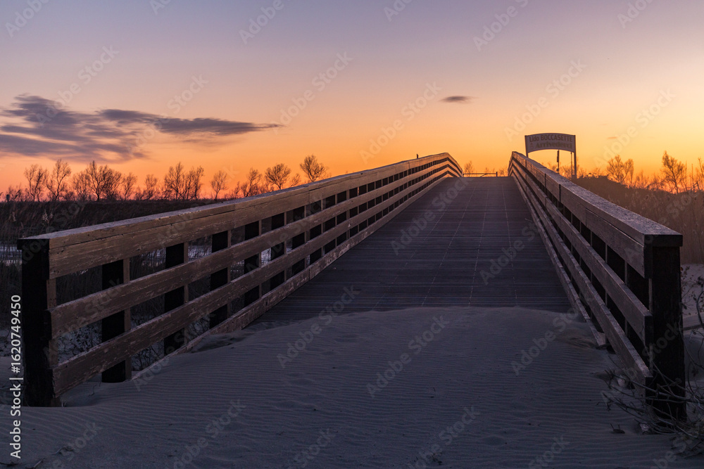 Obraz premium ponte pedonale in spiaggia al tramonto 