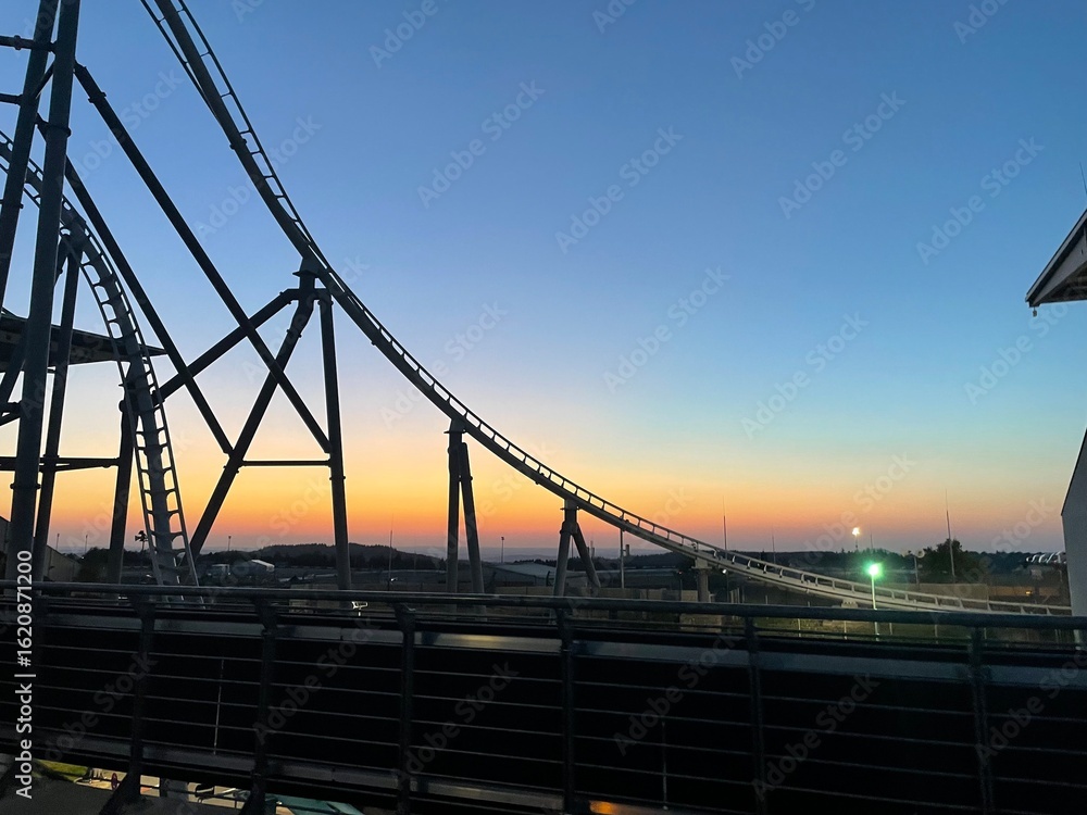 Obraz premium Sonnenuntergang und Landschaft und Mond