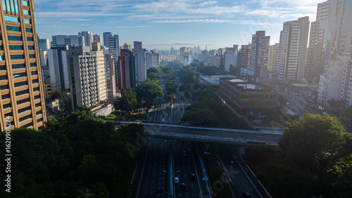 São Paulo Capital Metrópole Cidade Urbana Avenida Ciclovia Prédios Arranha-céus Skyline Trânsito Modernidade Arquitetura Paulista Movimento Edifícios 23 Maio Centro Asfalto Viaduto Concreto Mobilidade