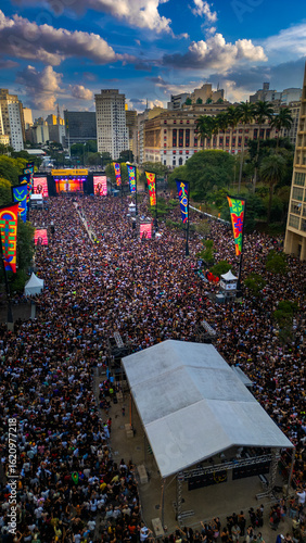 Cultural Festival Música Evento Concerto Vale do Anhangabaú Centro São Paulo Capital Virada Carnaval Cultura Brasileira Urbana Metrópole Arquitetura Multidão Diversidade Arte Rua Palco Público Cidade
