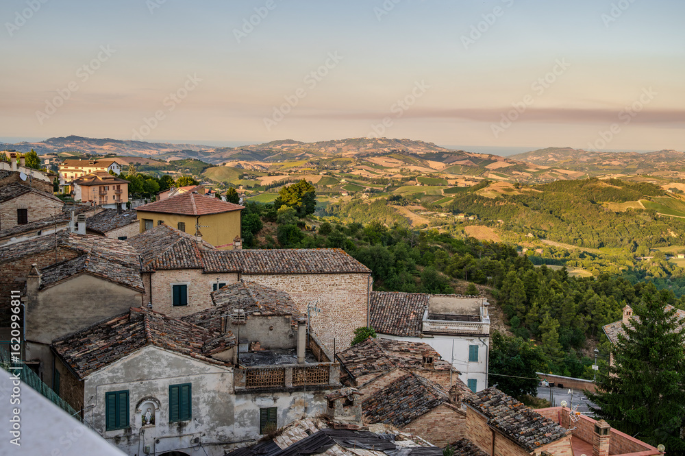 Obraz premium Montedinove is a municipality in the province of Ascoli Piceno. The town sits on a hill 561 meters above sea level between the Aso and Tesino valleys, on the slopes of Mount Ascensione.