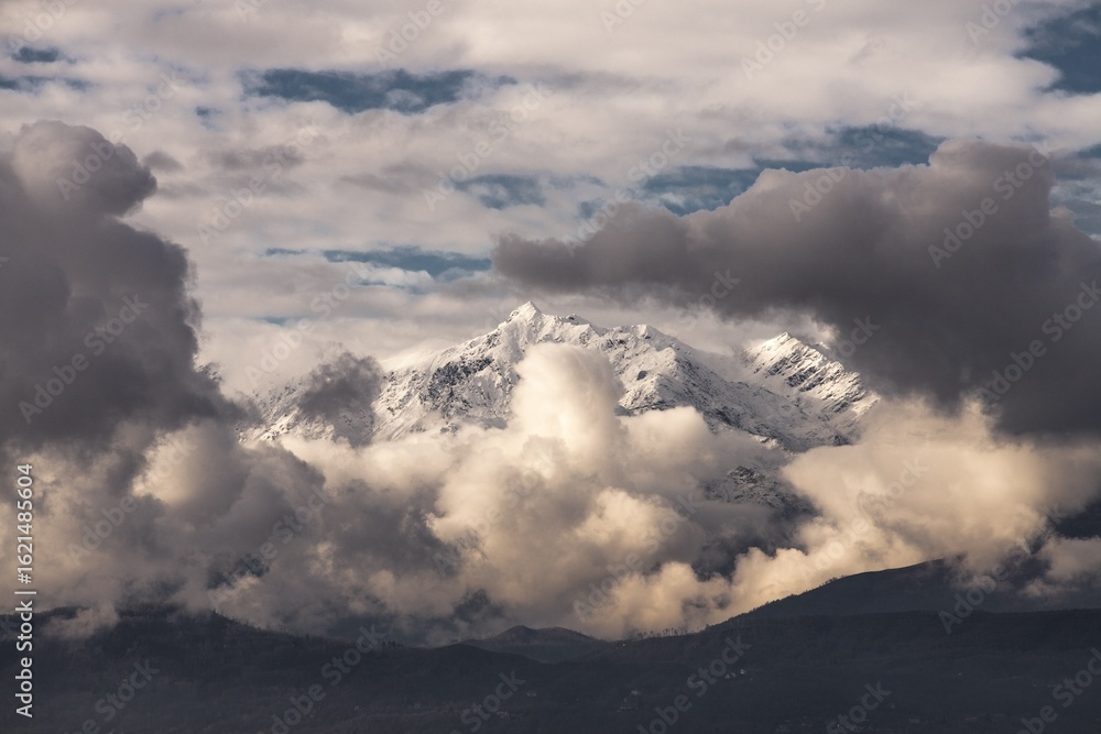 Naklejka premium clouds over the mountains