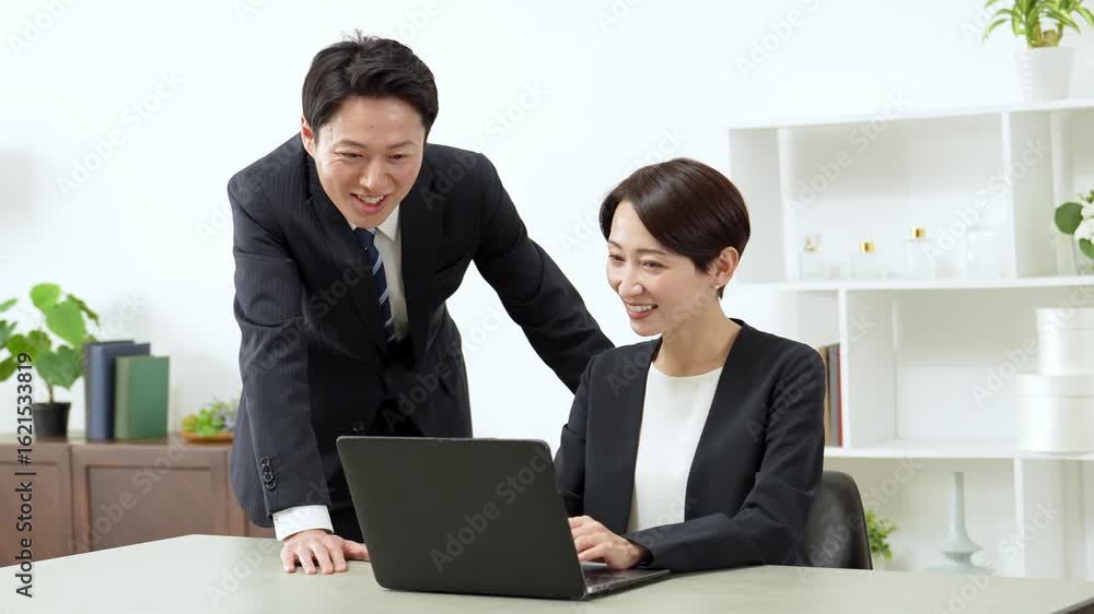 オフィスでパソコンを使うビジネスパーソン オフィスでパソコンを使うビジネスパーソン