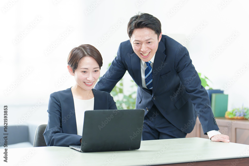 オフィスでパソコンを使って研修を行うビジネスパーソン オフィスでパソコンを使って研修を行うビジネスパーソン