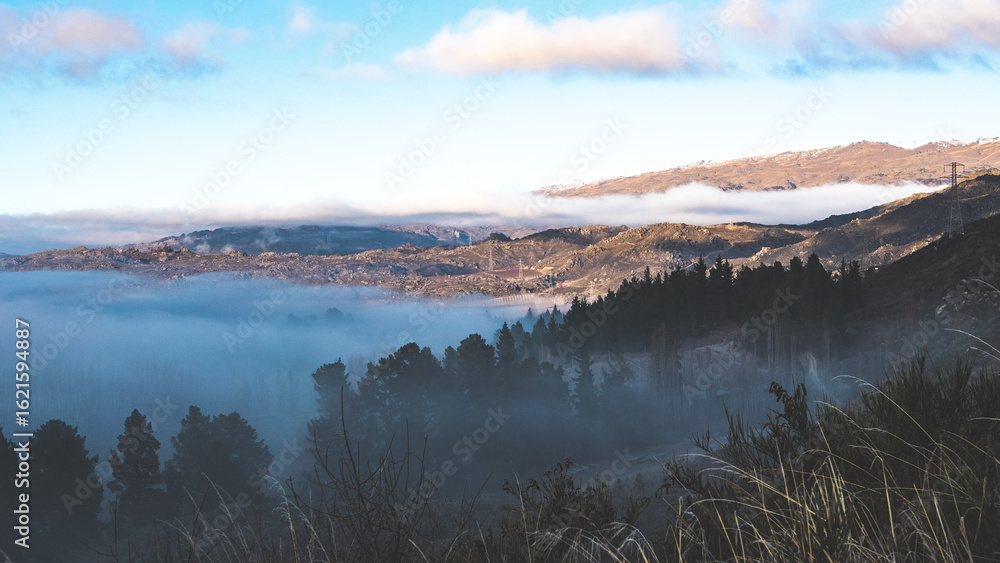 Obraz premium central otago hills covered in fog and low cloud beautiful winter landscape new zealand