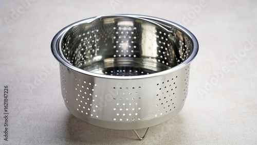 Obraz na płótnie Stainless steel steamer kitchenware on white background