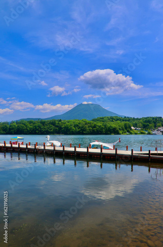 初夏の阿寒湖（北海道・釧路市阿寒町）