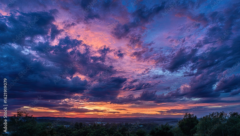 Obraz premium Dramatic sunset sky with thick clouds