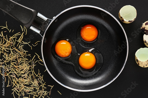 Spices, eggshells and fryin...