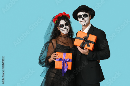 Young couple dressed for Ha...
