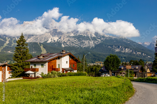 Fotografia Cortina d'Ampezzo town Italy popular tourist summer and winter resort the capital of italian hiking in the Alps