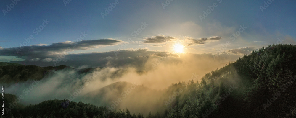 Obraz premium 深山の日の出