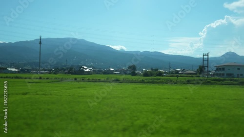 日本の神奈川の田園を走る特急電車の車窓	