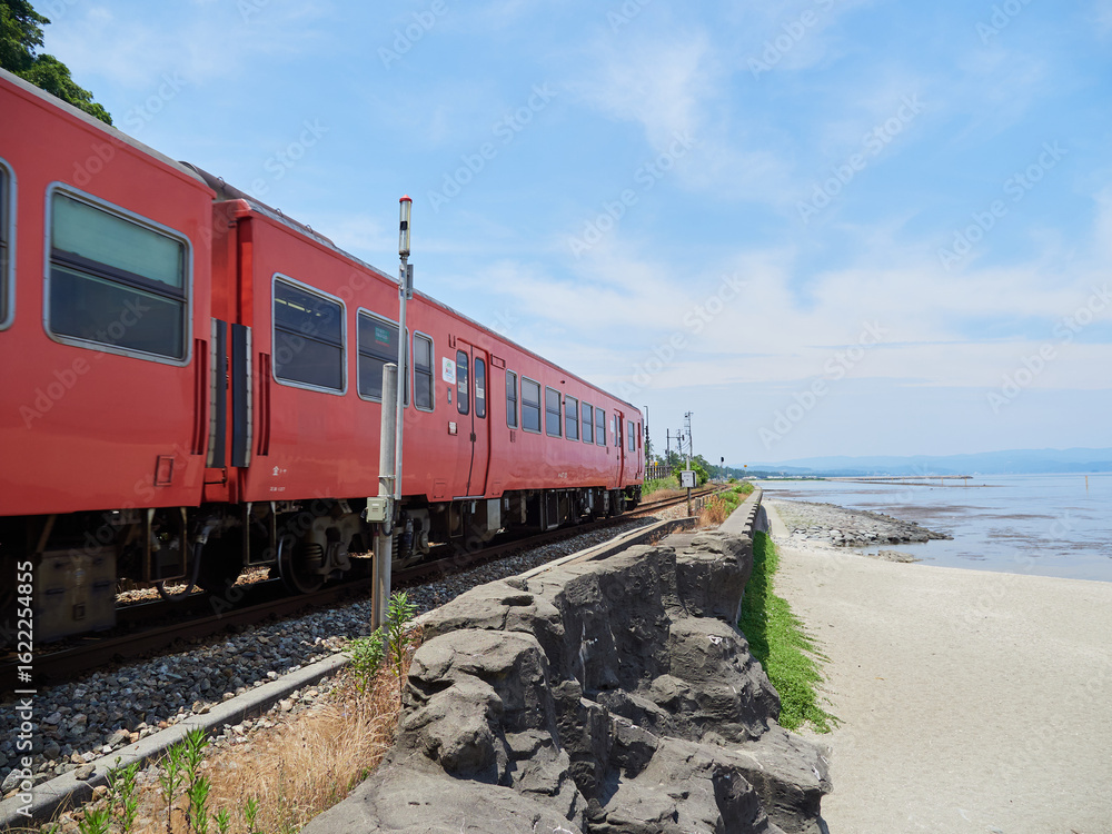 Fototapeta premium 観光名所富山湾の雨晴海岸の電車と海岸の風景