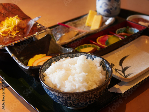 Wallpaper Mural 日本の観光地のホテルの和風朝食の様子 Torontodigital.ca