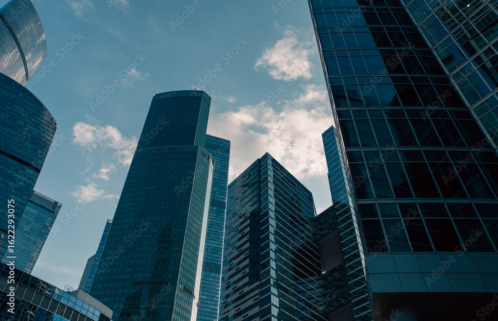Obraz premium bottom view of the tall skyscrapers of the business district of a modern city