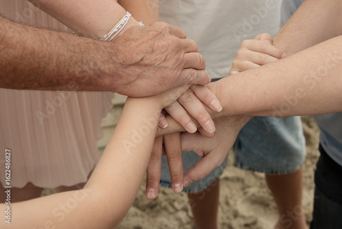 Generationen vereint – Hände von Jung bis Alt als Symbol für Familie und Zusammenhalt