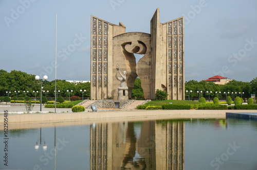 Photos Independence Monument surrounded by promenades, manicured lawns, fountains