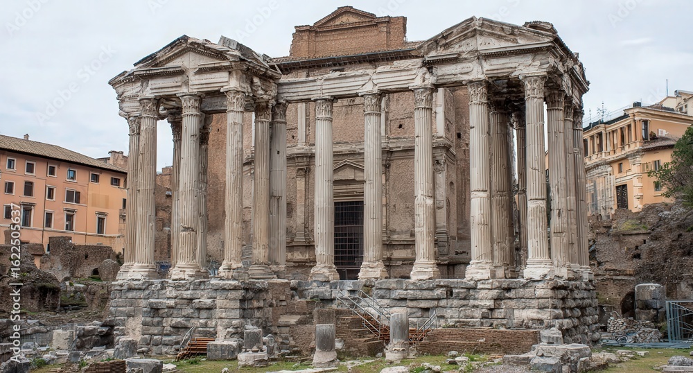 Obraz premium Ancient Roman Temple Ruins In Rome