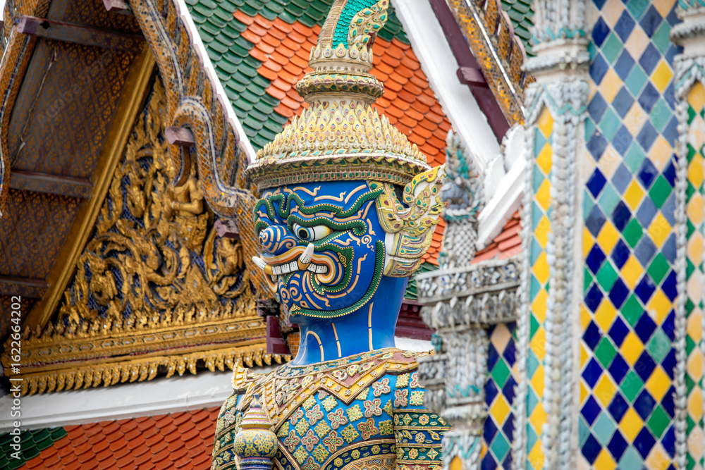 Obraz premium Yaskha guardians at the entrance to Wat Phra Kaew or Emerald Temple at the Grand Palace in Bangkok, Thailand