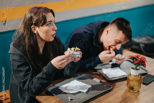 Photos People enjoy street food together at a casual cafe, fostering connection and camaraderie