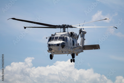 青空を飛ぶ自衛隊のヘリコプター