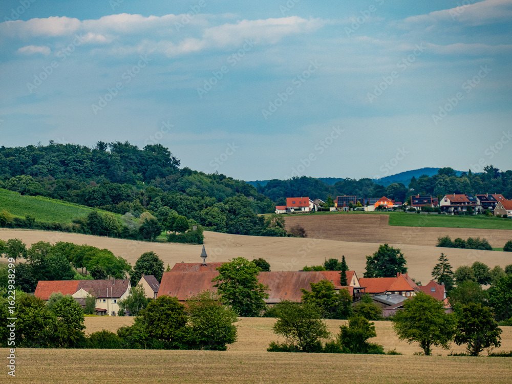 Obraz premium Landwirtschaftliche Gebäude neben einem Stoppelfeld
