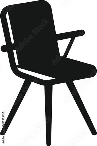 Une personne est assise confortablement sur une chaise de bureau en cuir noir, dont la conception en métal est isolée dans un intérieur vide, avec des roues et un dossier pliant
