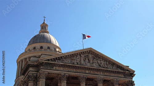 Le panthéon à Paris, symbole de la France, avec un drapeau flottant bleu, blanc et rouge.