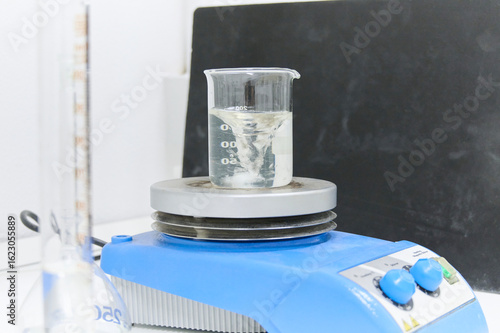 Fotografie MAGNETIC STIRRER with heating plate in operation during a CHEMISTRY experiment at the UNIVERSITY