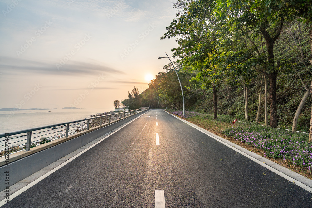 Fototapeta premium asphalt road side by sea