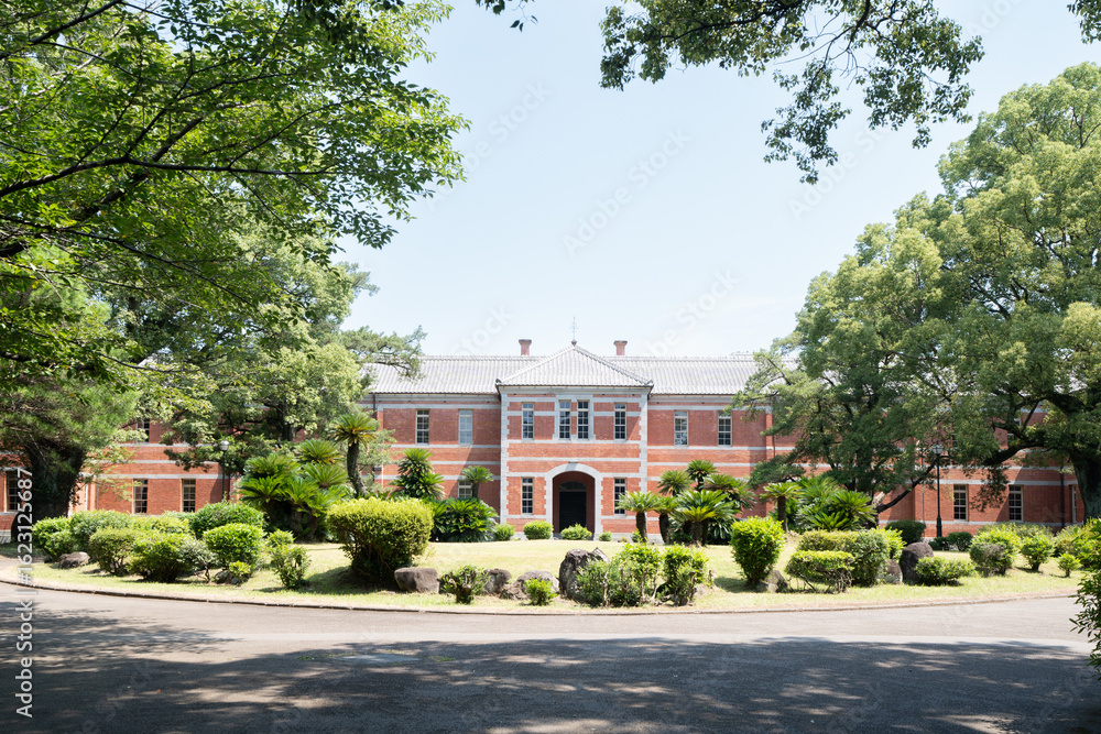 Obraz premium 美しい煉瓦造の熊本大学五高記念館