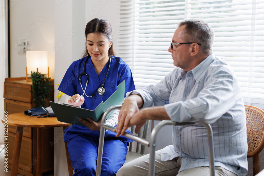 Obraz premium Health visitor talking to a senior man during home visit.doctor or Nurse Healthcare Medical care concept