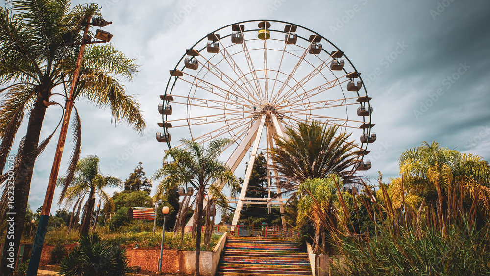 Fototapeta premium ferris wheel in the park