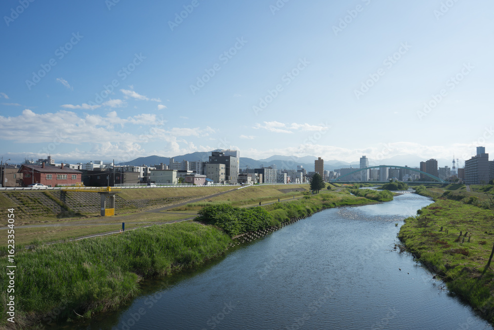Fototapeta premium 穏やかな豊平川の流れ